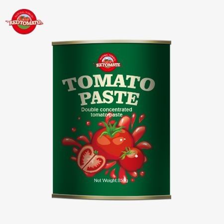 Unsere doppelt konzentrierte Tomatenpaste aus China, die köstlich und bequem in leicht geöffneten 850g Dosen verpackt ist.