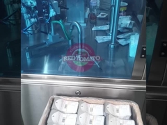 Tomatenpasta in einer Tüte